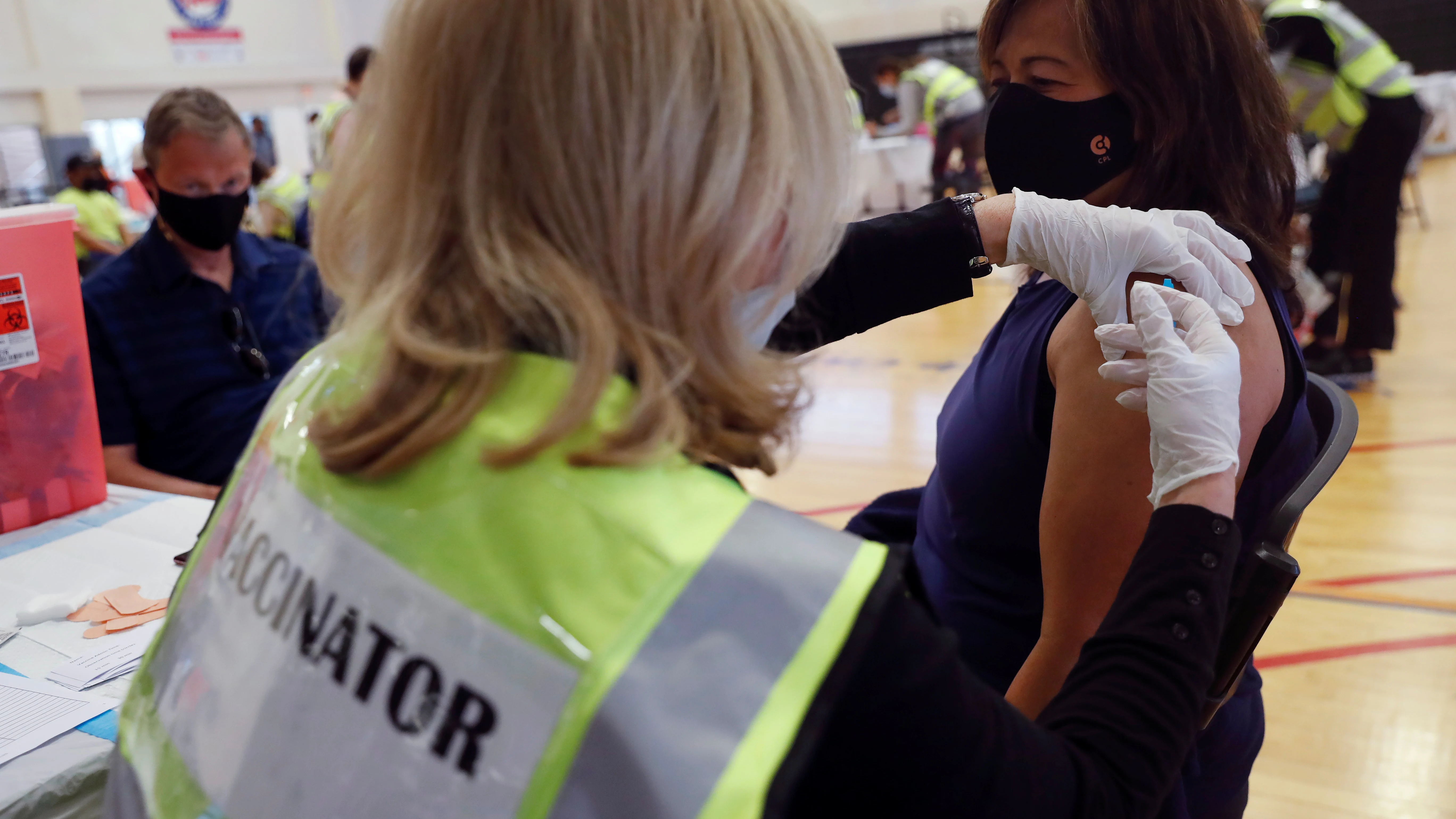 Una enfermera administra la vacuna contra el coronavirus en Nueva York