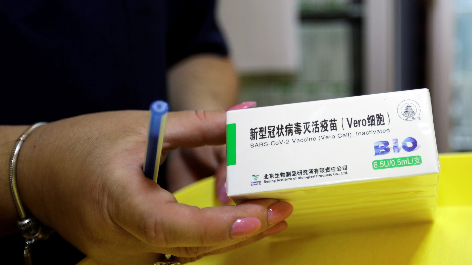 Una sanitaria sostiene la vacuna china Sinopharm contra el coronavirus