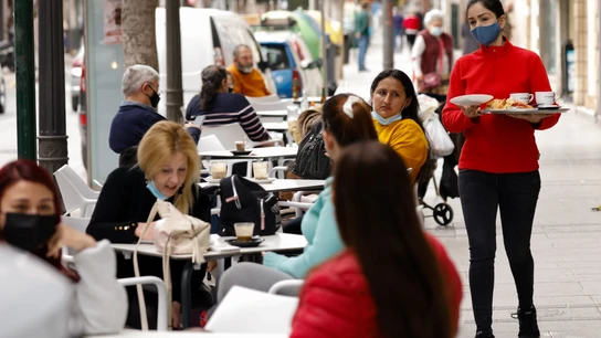 Varias personas en la terraza de un bar, en Alcantarilla, Murcia Murcia