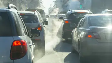 Coches echando humo por el tubo de escape Coches echando humo por el tubo de escape