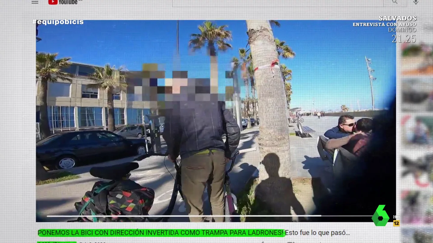 Un ladrón robando una bicicleta en Barcelona Un ladrón robando una bicicleta en Barcelona