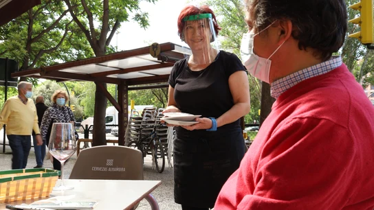 Clientes en una terraza de Zaragoza Aragón