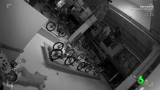 Imagen de un ladrón entrando en una tienda de bicicletas Imagen de un ladrón entrando en una tienda de bicicletas