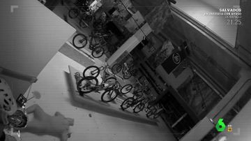 Imagen de un ladrón entrando en una tienda de bicicletas