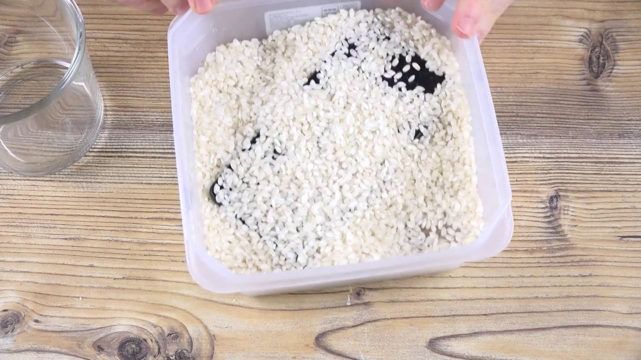 movil mojado sobre mesa