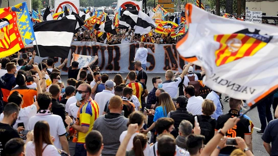 Aficionados del Valencia protestan contra Peter Lim Aficionados del Valencia protestan contra Peter Lim