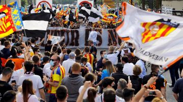 Aficionados del Valencia protestan contra Peter Lim