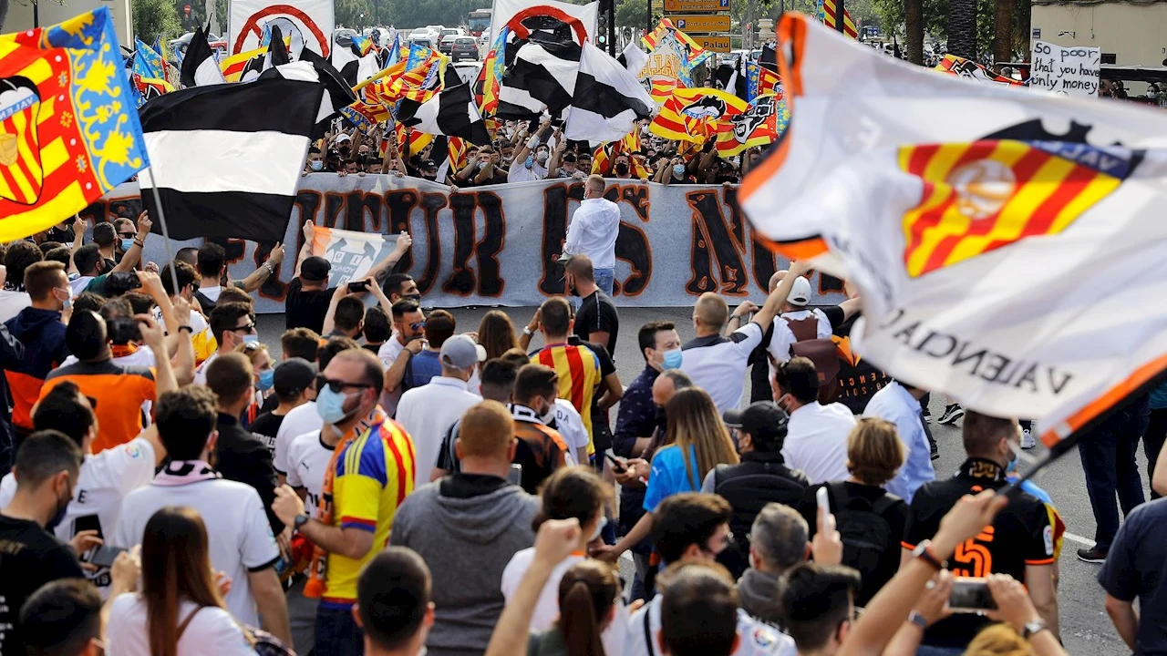 Aficionados del Valencia protestan contra Peter Lim