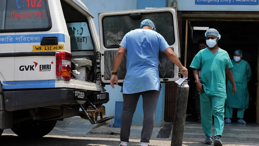 Sanitarios en un hospital de la India