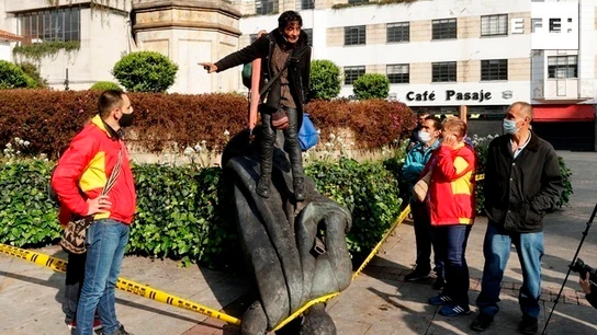 Indígenas de la comunidad Misak derriban una estatua de Gonzalo Jiménez de Quesada, fundador de Bogotá Indígenas de la comunidad Misak derriban una estatua de Gonzalo Jiménez de Quesada, fundador de Bogotá