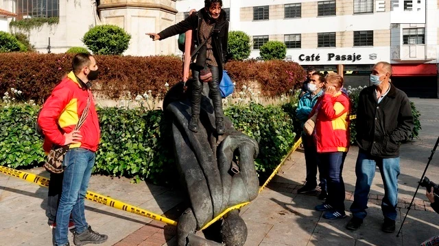 Indígenas de la comunidad Misak derriban una estatua de Gonzalo Jiménez de Quesada, fundador de Bogotá