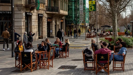 Personas sentadas en una terraza del centro de Barcelona en una imagen de archivo Personas sentadas en una terraza del centro de Barcelona en una imagen de archivo