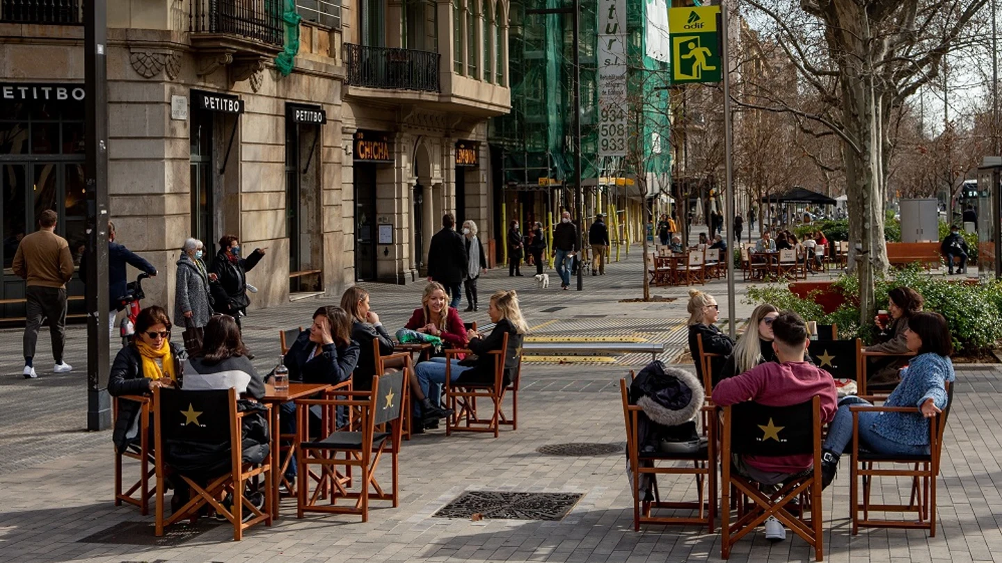 Personas sentadas en una terraza del centro de Barcelona en una imagen de archivo Personas sentadas en una terraza del centro de Barcelona en una imagen de archivo
