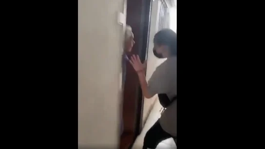 Momento de la agresión de varias chicas a una anciana Momento de la agresión de varias chicas a una anciana