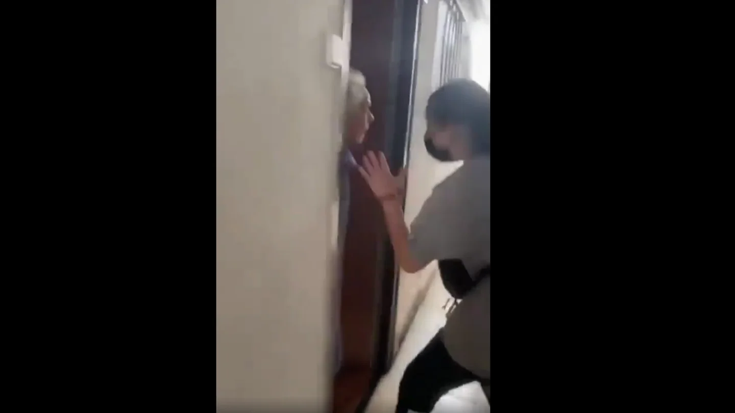 Momento de la agresión de varias chicas a una anciana Momento de la agresión de varias chicas a una anciana