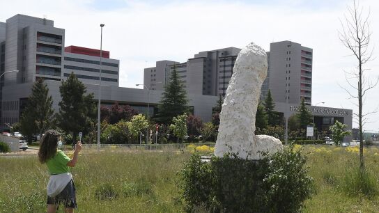 Gran escultura de arte urbano de simbolog&iacute;a f&aacute;lica en Le&oacute;n