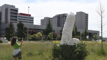 Gran escultura de arte urbano de simbología fálica en León
