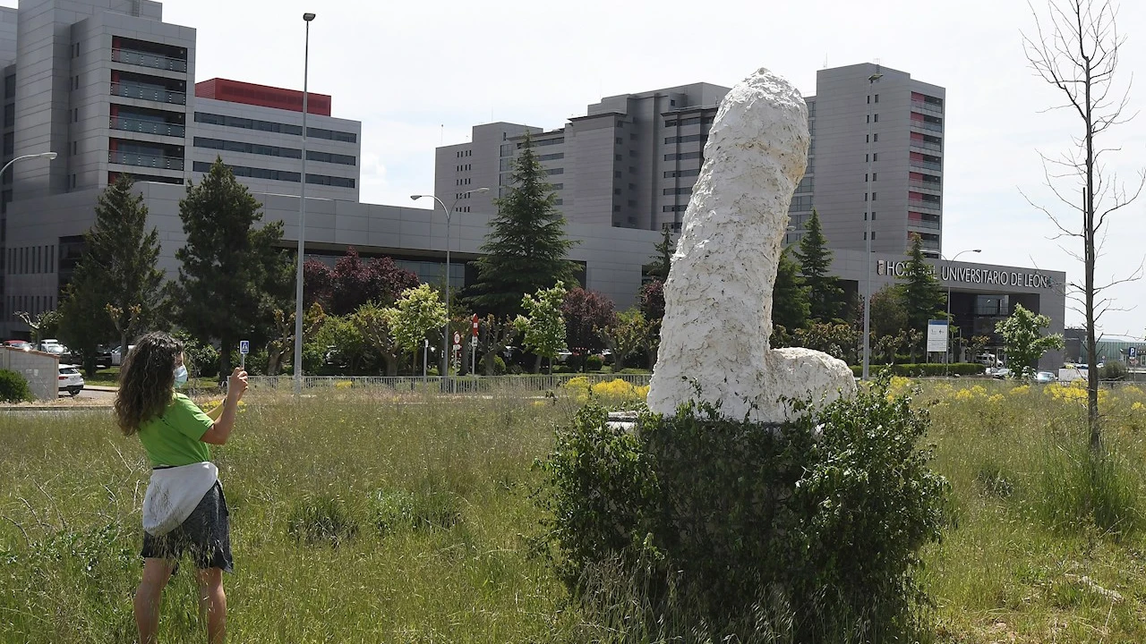 Gran escultura de arte urbano de simbología fálica en León