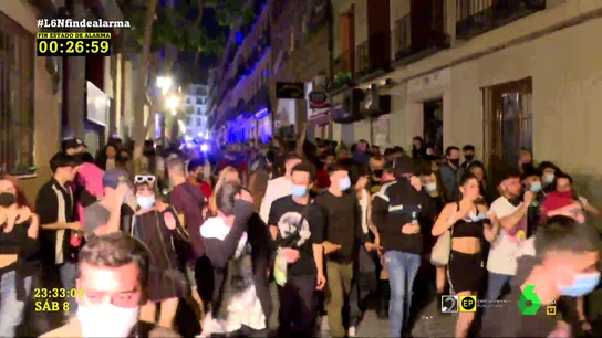 Calle abarrotada de jóvenes en Madrid Calle abarrotada de jóvenes en Madrid