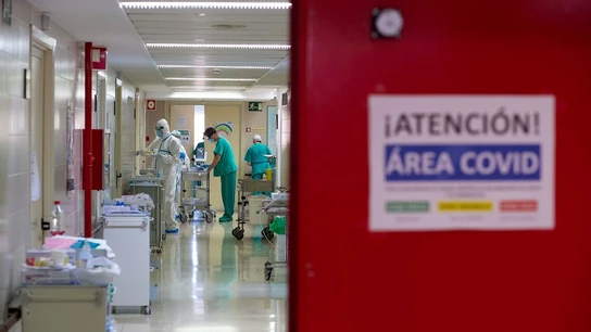 Imagen de sanitarios en el área COVID de un hospital Imagen de sanitarios en el área COVID de un hospital
