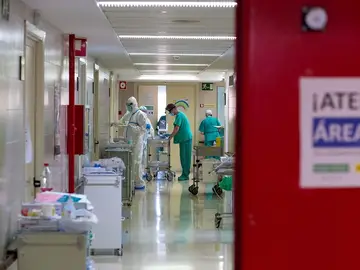 Imagen de sanitarios en el área COVID de un hospital