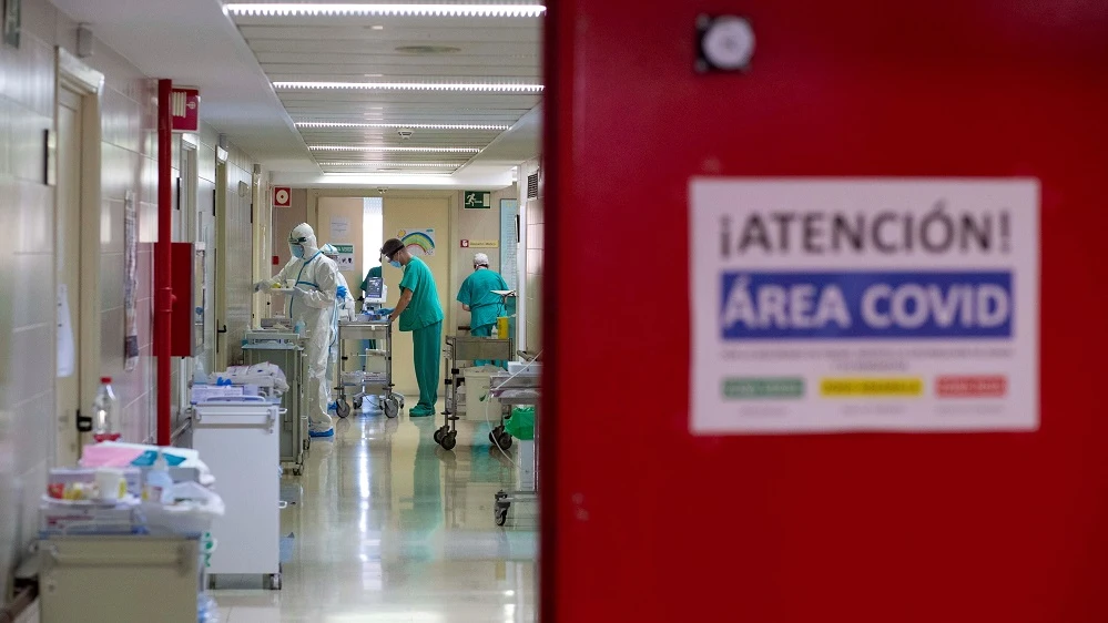 Imagen de sanitarios en el área COVID de un hospital