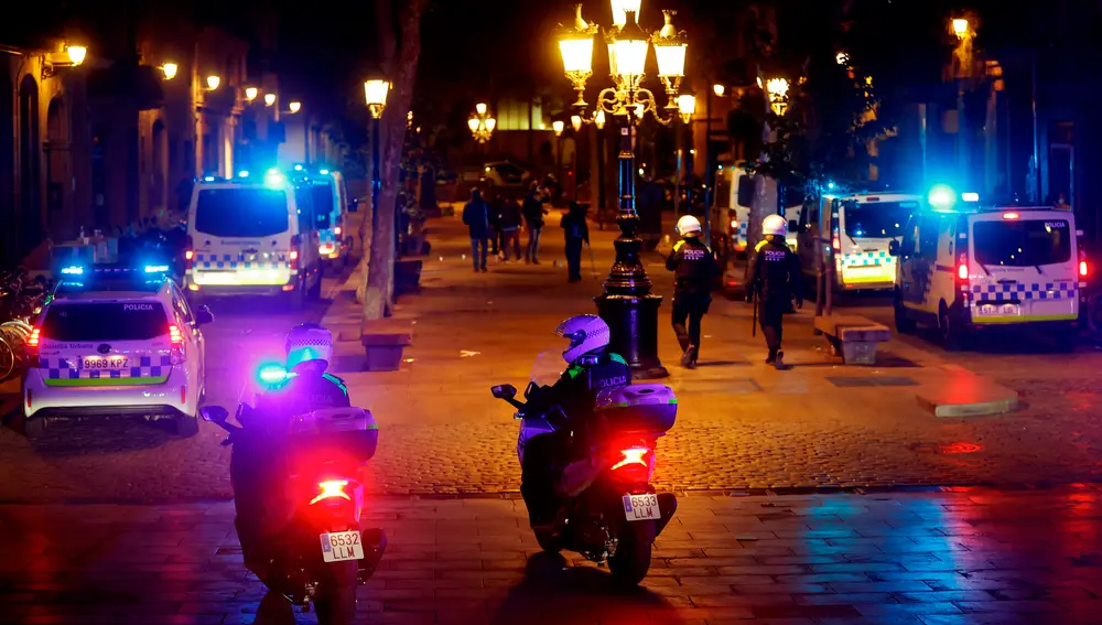 Aspecto del Paseo del Born de Barcelona, hoy sábado por la noche después del toque de queda y antes de que termine el estado de alarma.