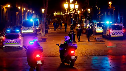 Aspecto del Paseo del Born de Barcelona, hoy sábado por la noche después del toque de queda y antes de que termine el estado de alarma. Aspecto del Paseo del Born de Barcelona, hoy sábado por la noche después del toque de queda y antes de que termine el estado de alarma.