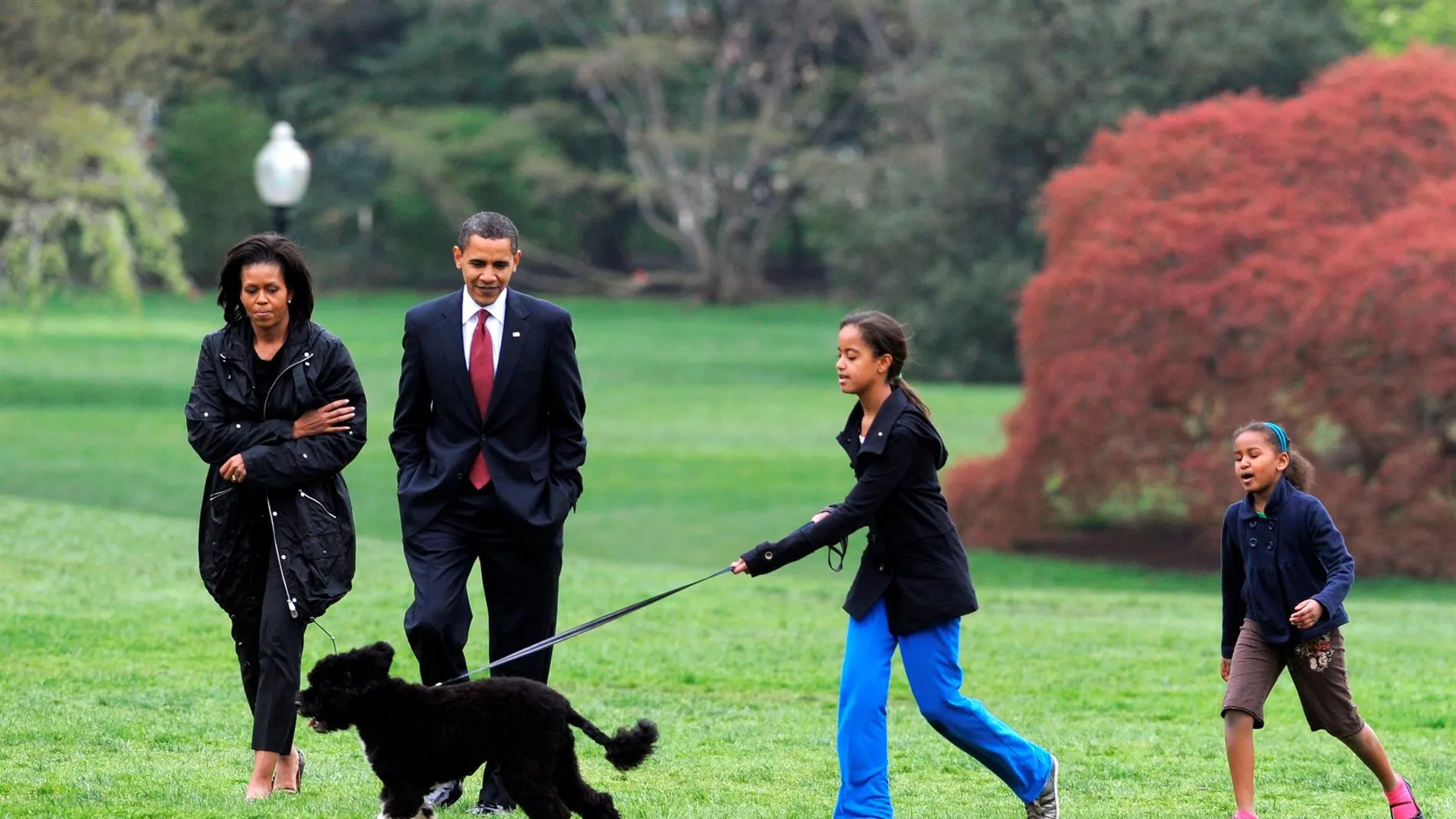 La familia Obama junto a su perro Bo en los jardines de la Casa Blanca (Archivo)