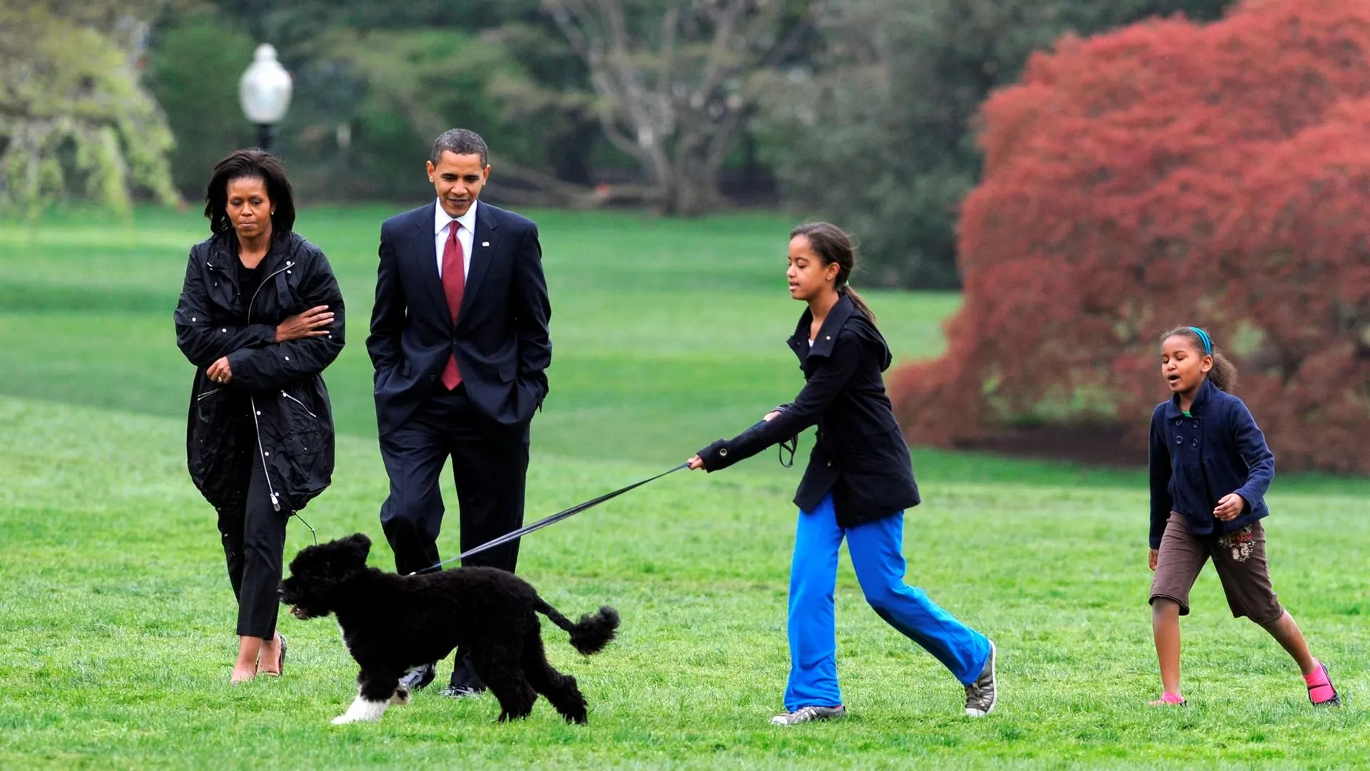 La familia Obama junto a su perro Bo en los jardines de la Casa Blanca (Archivo)