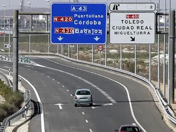 El Gobierno propone cobrar un peaje en las autovías y autopistas El Gobierno propone cobrar un peaje en las autovías y autopistas