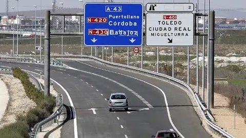 El Gobierno propone cobrar un peaje en las autovías y autopistas El Gobierno propone cobrar un peaje en las autovías y autopistas