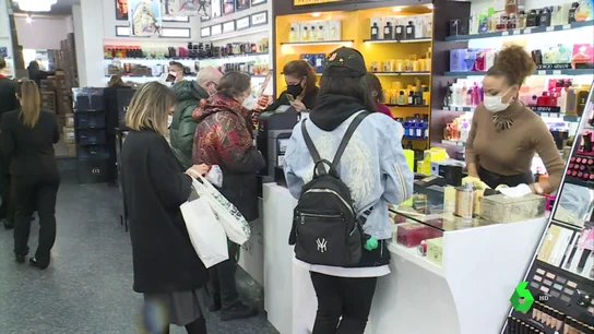 Imagen de personas comprando en una tienda Imagen de personas comprando en una tienda