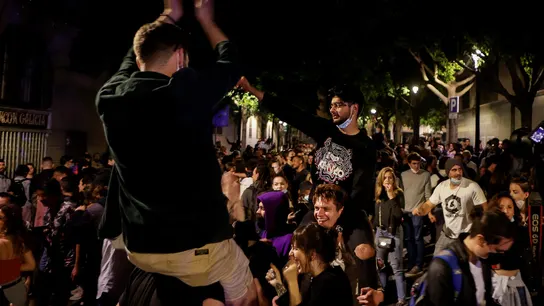 Decenas de jóvenes celebran el fin del estado de alarma en la calle en Barcelona Decenas de jóvenes celebran el fin del estado de alarma en la calle en Barcelona