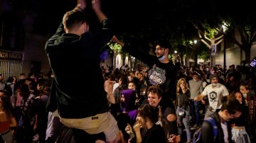 Decenas de jóvenes celebran el fin del estado de alarma en la calle en Barcelona