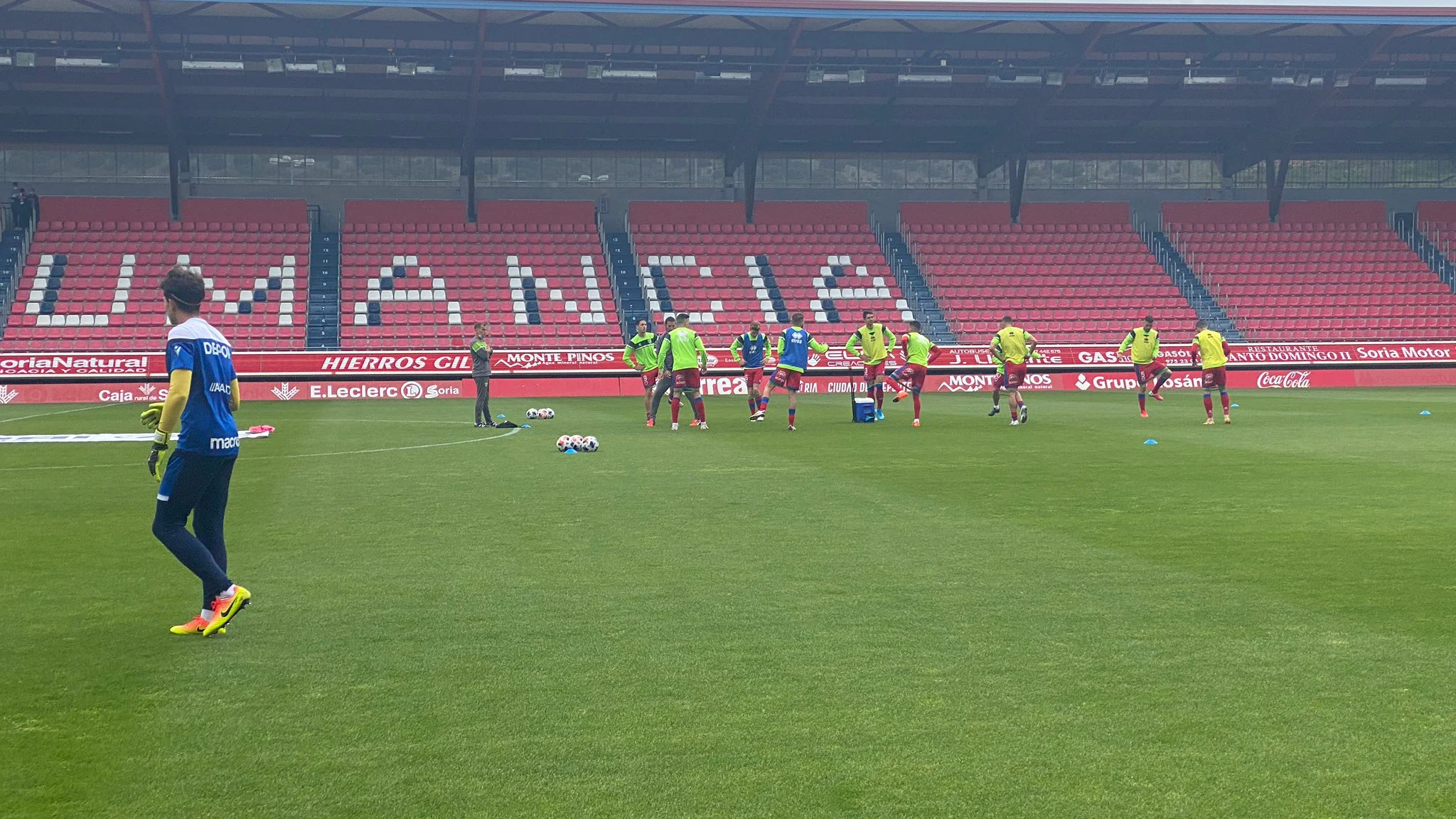 CD Numancia calentando antes del partido