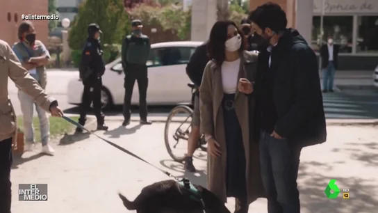 Vídeo manipulado - Isabel Díaz Ayuso 'confunde' a un perro con un gato: "Le llamaremos Miau" Vídeo manipulado - Isabel Díaz Ayuso 'confunde' a un perro con un gato: "Le llamaremos Miau"