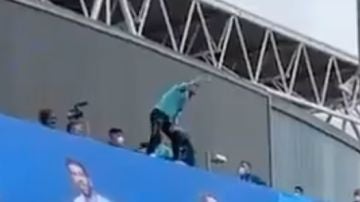 Keidi Bare celebrando el ascenso del Espanyol subido a una repisa de 15 metros  