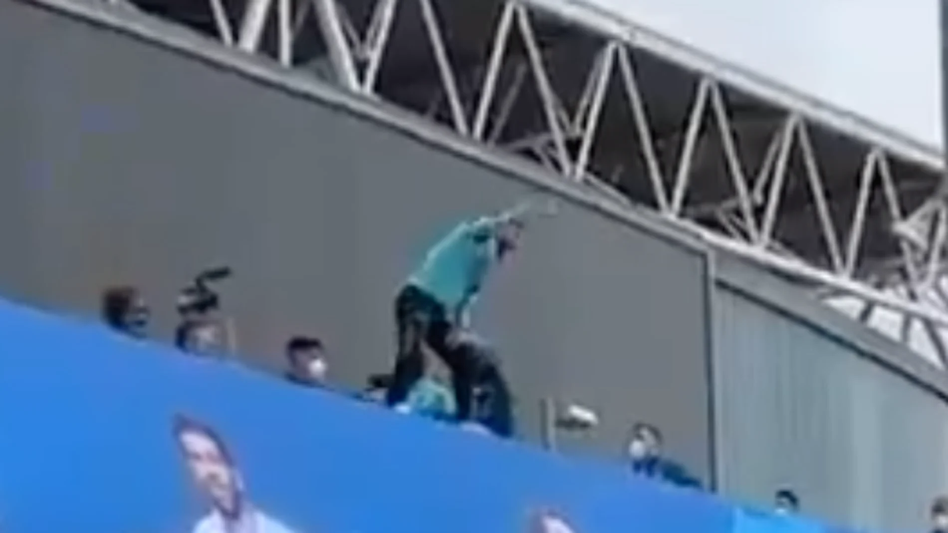 Keidi Bare celebrando el ascenso del Espanyol subido a una repisa de 15 metros 