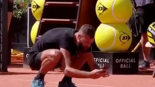 Benoit Paire haciendo una foto al bote de una bola en mitad de un partido Benoit Paire haciendo una foto al bote de una bola en mitad de un partido