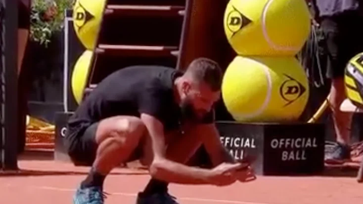 Benoit Paire haciendo una foto al bote de una bola en mitad de un partido