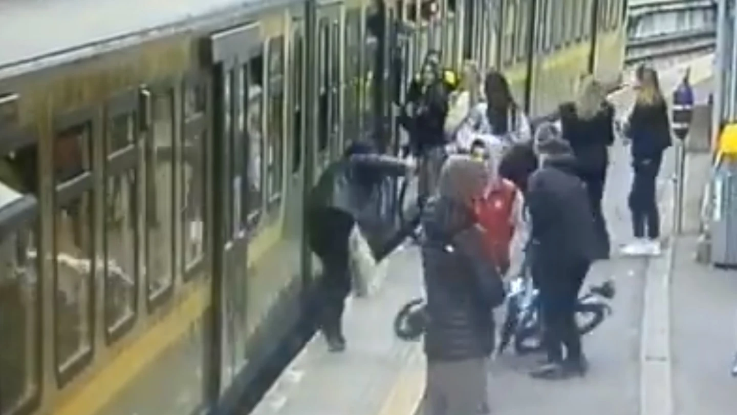 Agresión en una estación de tren de Irlanda Agresión en una estación de tren de Irlanda