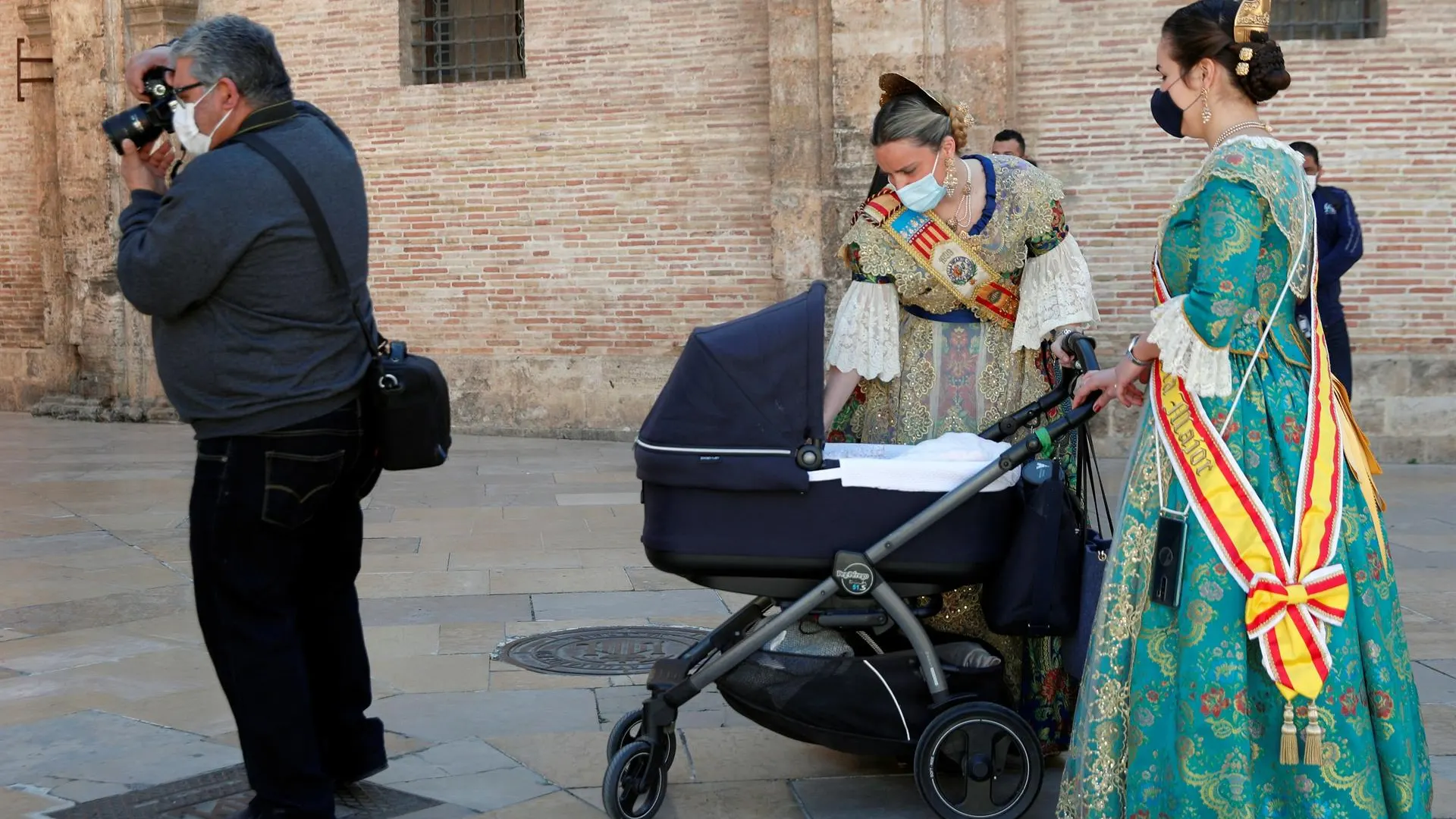 Falleras con mascarilla en Valencia