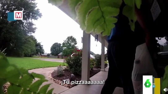 El surrealista momento en que un repartidor de pizza llama a grito pelado en una casa El surrealista momento en que un repartidor de pizza llama a grito pelado en una casa
