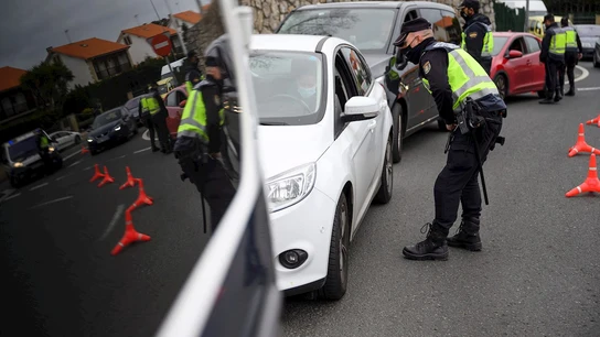 Agentes de la Policía Nacional realizan un control en Cantabria durante el estado de alarma Agentes de la Policía Nacional realizan un control en Cantabria durante el estado de alarma