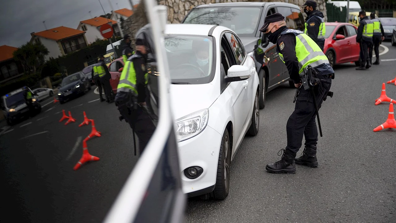 Agentes de la Policía Nacional realizan un control en Cantabria durante el estado de alarma