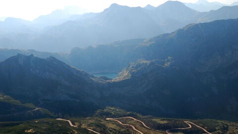 Panorámica de Somiedo con el Lago de la Cueva al fondo