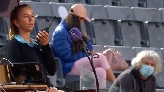 Lara Morgane, jueza de silla, llama a seguridad ante la atenta mirada del padre de Camila Giorgi