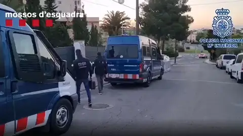 Imagen de esta mañana con la intervención de los Mossos Mossos