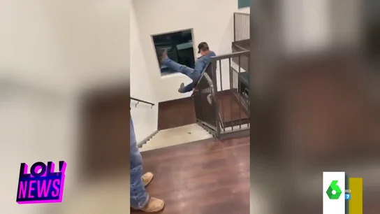 El peligroso intento de un hombre de deslizarse por la barandilla: cae por el hueco de las escaleras y aparece un piso más abajo El peligroso intento de un hombre de deslizarse por la barandilla: cae por el hueco de las escaleras y aparece un piso más abajo